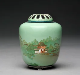 Koro mit einem Eingangstor zwischen Bäumen, ca. 1905
